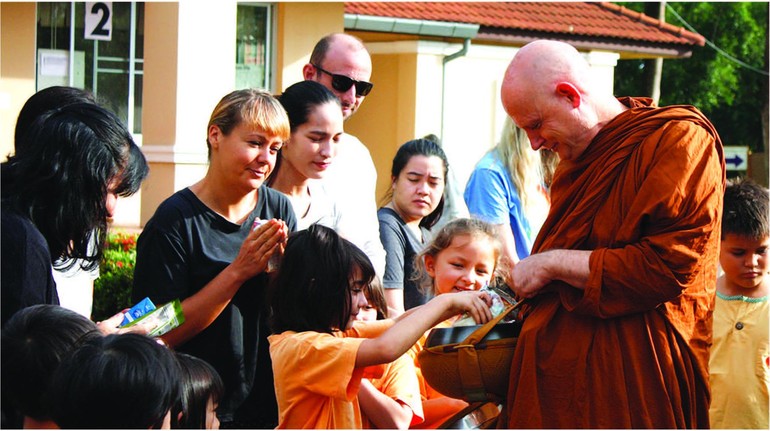 Sư Ajahn Jayasaro (tác giả của bài viết này) trong một lần đến thăm trường tiểu học ở Panyaden