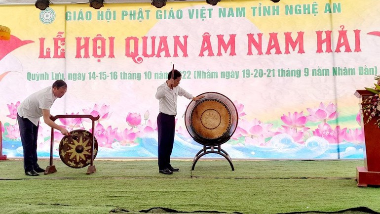 Đánh chiêng, trống chính thức khai mạc lễ hội Quan Âm Nam Hải 