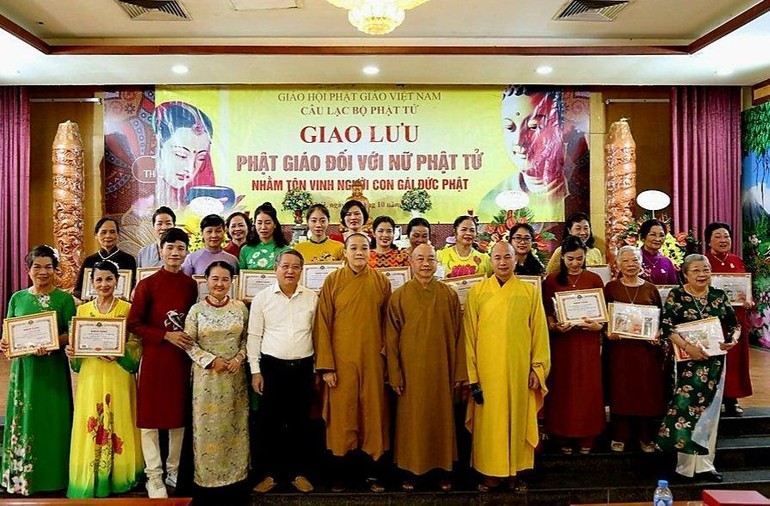 Chụp ảnh lưu niệm tại buổi giao lưu "Phật giáo đối với nữ Phật tử" 