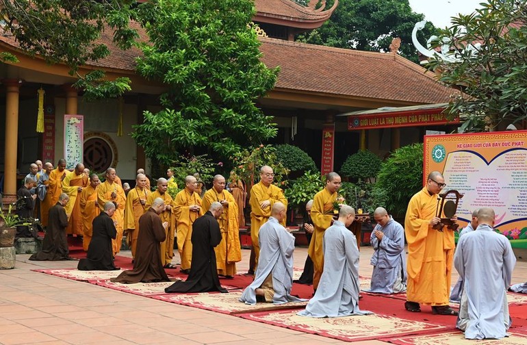 Cung thỉnh chư tôn đức Tăng Ni