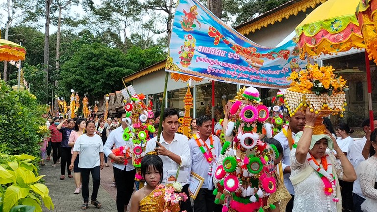 Phật tử nhiễu y quanh chánh điện chùa Âng