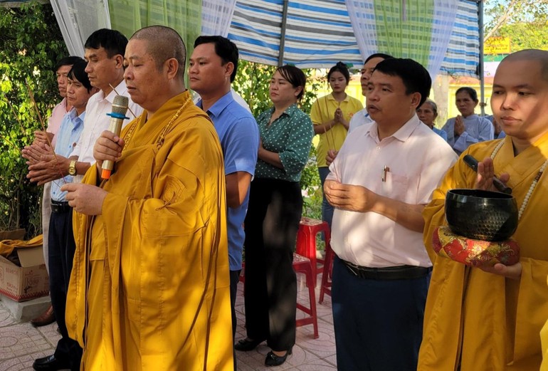 Thượng tọa Thích Thọ Lạc chủ lễ hoàn công nhà bia tưởng niệm anh hùng, liệt sĩ