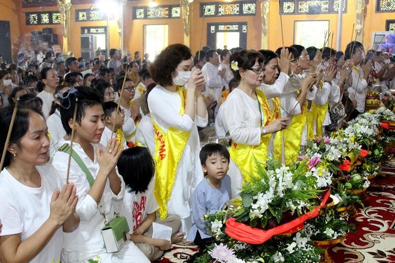 Phật tử dâng hương Tam bảo