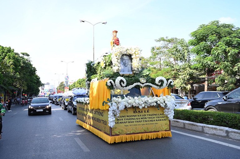 Cung rước linh cốt cố Đại lão Hòa thượng Thích Trí Hải từ chùa Vĩnh Phúc (chùa Trữ Khê, quận Kiến An) về chùa Nam Hải (quận Lê Chân) để nhập bảo tháp