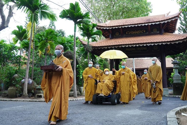 Cung nghinh Đức Trưởng lão Hòa thượng Thích Thanh Từ quang lâm chứng minh buổi lễ