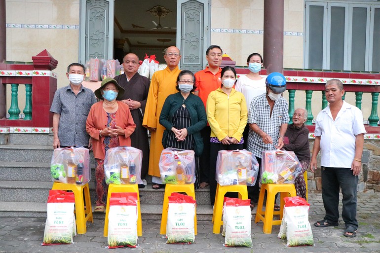 Người dân có hoàn cảnh khó khăn đến chùa Huê Nghiêm nhận quà Tết 