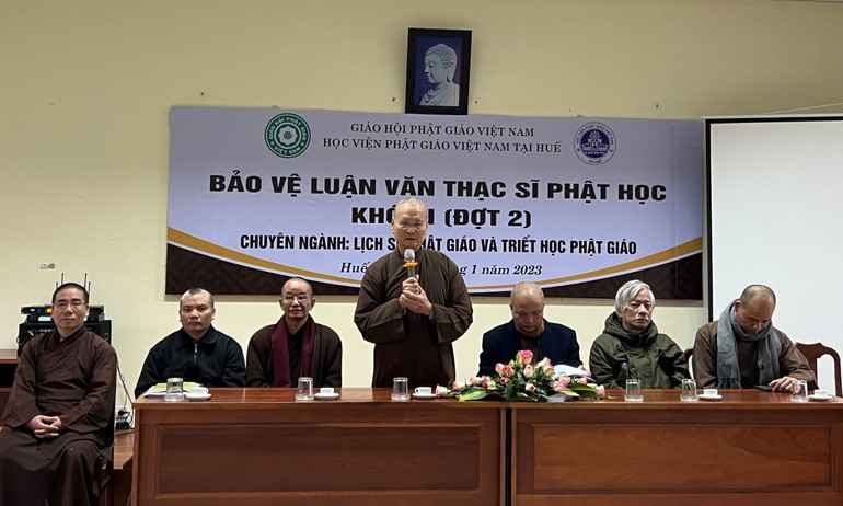 Hòa thượng Thích Hải Ấn sách tấn các học viên trước khi tiến hành bảo vệ luận văn