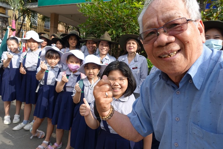 Anh Nguyễn Công Thành vui cùng các đoàn sinh Gia đình Phật tử ở chùa Xá Lợi