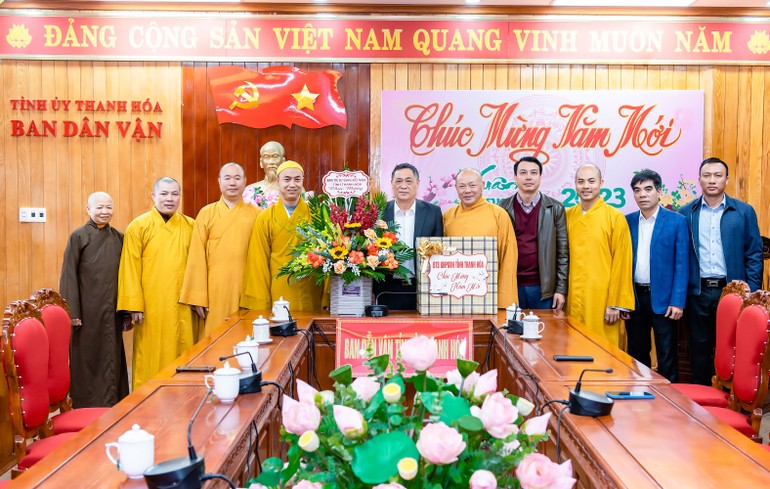 Ban Trị sự GHPGVN tỉnh Thanh Hóa tặng hoa, quà chúc mừng năm mới đến lãnh đạo các cơ quan tỉnh