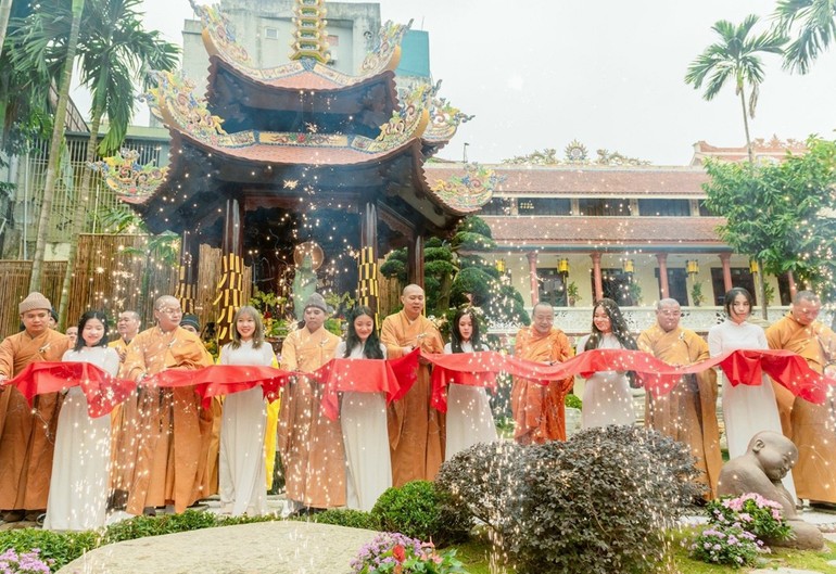 Cắt băng khánh thành công trình hồ Quán Âm