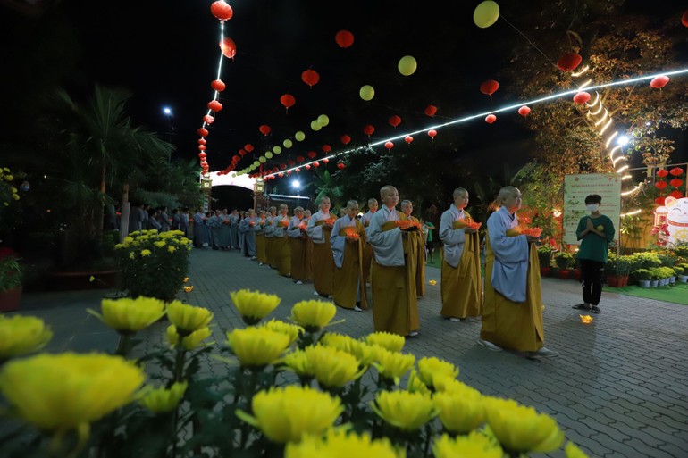 Chư Ni, Phật tử chùa Thiên Quang kinh hành, niệm danh hiệu Đức Dược Sư Lưu Ly Quang Như Lai