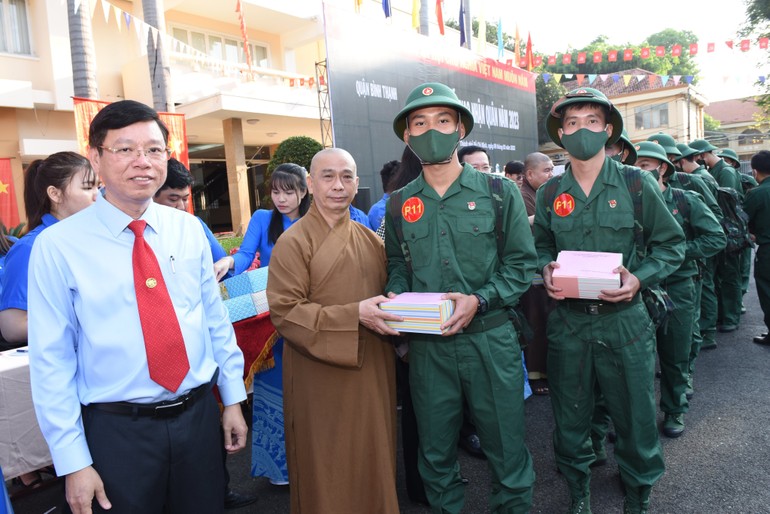 Thượng tọa Thích Tâm Chơn trao quà đến các thanh niên lên đường nhập ngũ