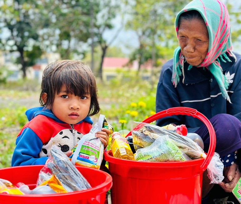 Trao yêu thương đến với những hoàn cảnh khó khăn