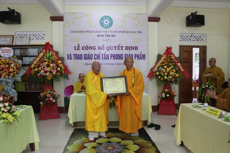 Hòa thượng Thích Thiện Tấn trao giáo chỉ tấn phong giáo phẩm đến Hòa thượng Thích Hải Tạng