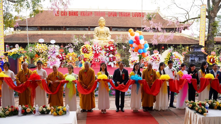 Chư tôn đức cùng đại biểu cắt băng khánh thành chùa Thanh Lương