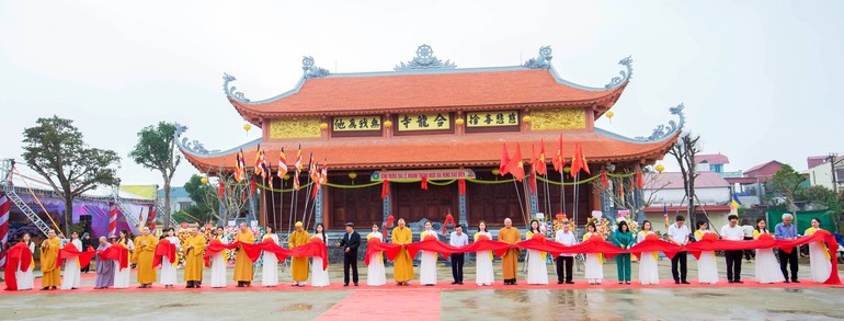 Cắt băng khánh thành ngôi đại hùng bảo điện chùa Hợp Long