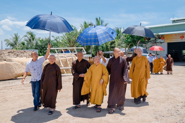 Chư tôn giáo phẩm tham quan công trình xây dựng