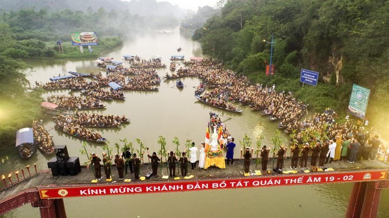 Lễ phóng sinh tại cầu Hội