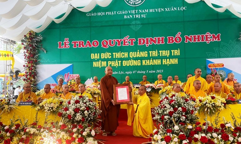 Thượng tọa Thích Huệ Sanh, Phó Trưởng ban Trị sự kiêm Trưởng ban Hoằng pháp GHPGVN tỉnh Đồng Nai trao quyết định bổ nhiệm trụ trì niệm Phật đường Khánh Hạnh đến Đại đức Thích Quảng Trì