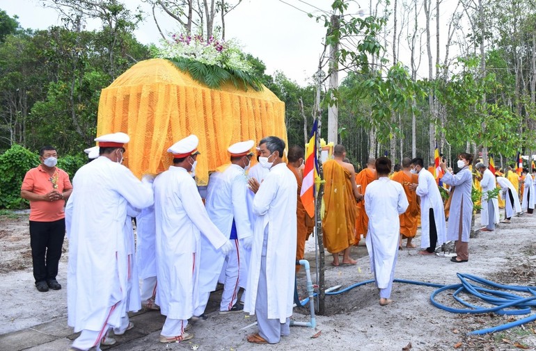 Cung tống kim quan cố Hòa thượng Thích Minh Nhơn nhập tháp