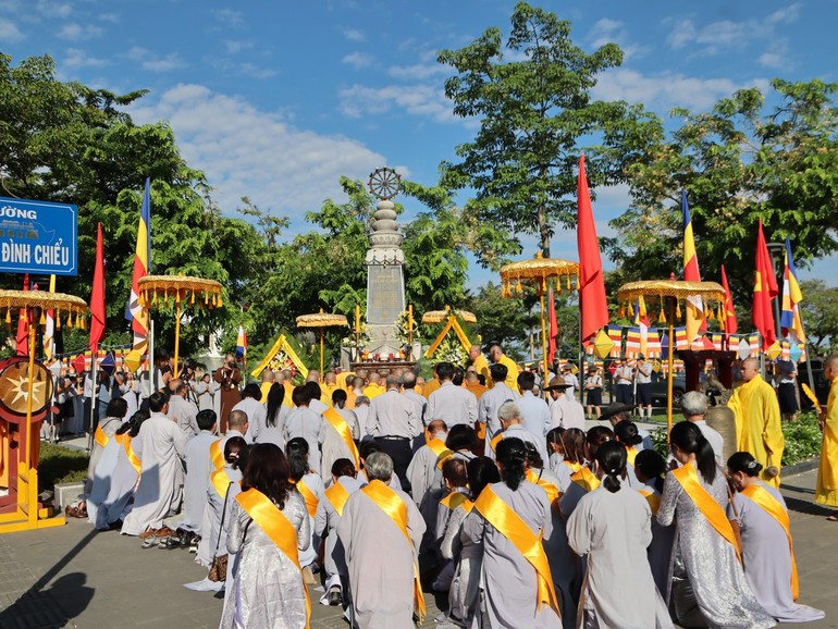 Thành kính tưởng niệm chư anh linh tại Đài Thánh tử đạo (TP.Huế)