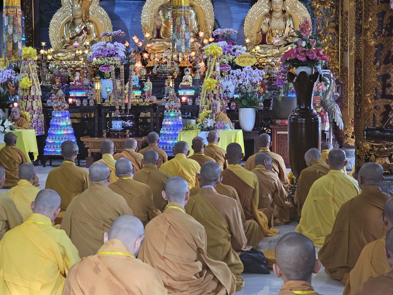 Trưởng lão Hòa thượng Thích Như Tín, Tuyên Luật sư kiêm Thiền chủ hạ trường chùa Báo Ân sách tấn hành giả an cư