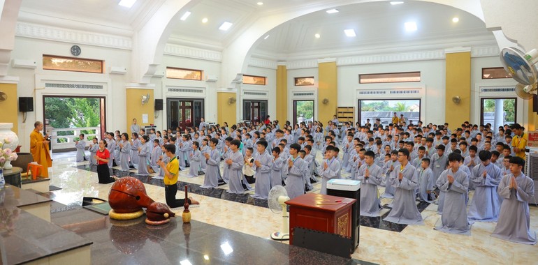 Chư Tăng chùa Viên Quang hướng dẫn tu sinh tụng kinh, niệm Phật