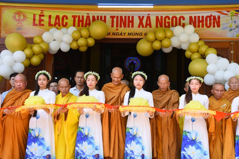 Chư tôn giáo phẩm cắt băng khánh thành tịnh xá Ngọc Nhơn