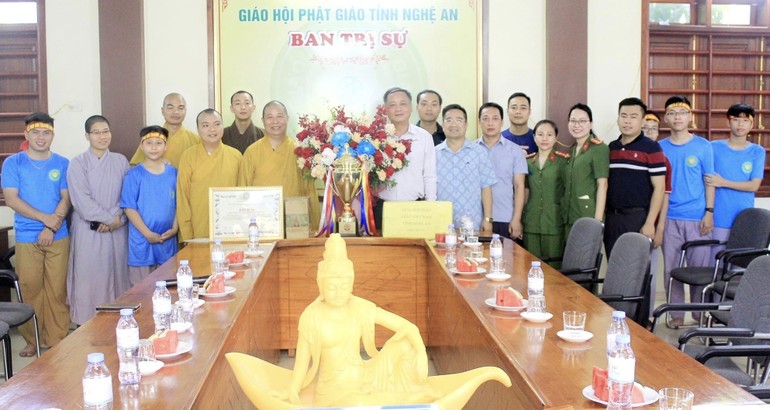 Lãnh đạo Ban Tôn giáo - Sở Nội Vụ và Công an tỉnh Nghệ An tặng hoa, quà chúc mừng