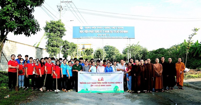 Lễ ra quân trồng cây xanh trên tuyến đường kênh 3, ấp 1, xã Lê Minh Xuân, H.Bình Chánh, TP.HCM