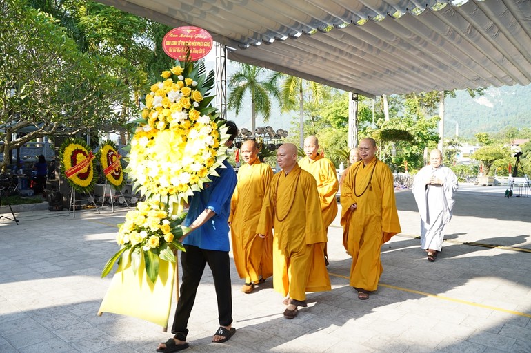 Đoàn Ban Hoằng pháp, Ban Kinh tế - Tài chính T.Ư đặt vòng hoa tại Nghĩa trang Liệt sĩ Quốc gia Vị Xuyên (Hà Giang)