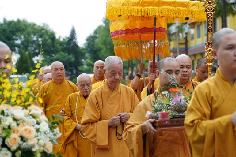 Cung nghinh Đức Pháp chủ, Trưởng lão Hoà thượng Phó Pháp chủ kiêm Chánh Thư ký Hội đồng Chứng minh và chư tôn đức Hội đồng Trị sự quang lâm chùa Đại Thành, tỉnh Bắc Ninh - Ảnh: Bảo Trinh/BGN