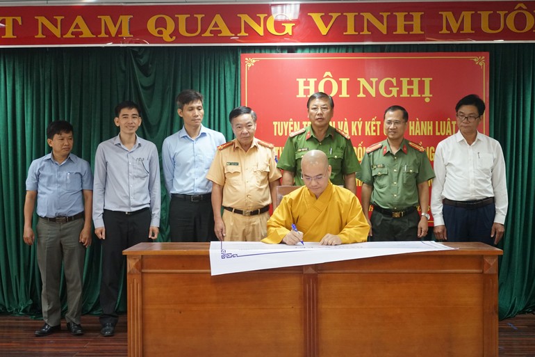 Thượng tọa Thích Thông Đạo thay mặt Ban Trị sự GHPGVN TP.Đà Nẵng ký kết phổ biến, chấp hành Luật giao thông đường bộ