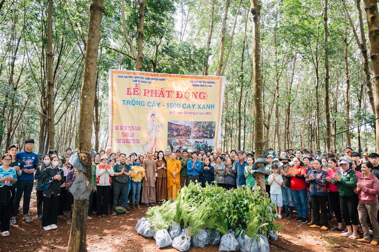 Chụp ảnh lưu niệm tại lễ phát động trồng cây xanh