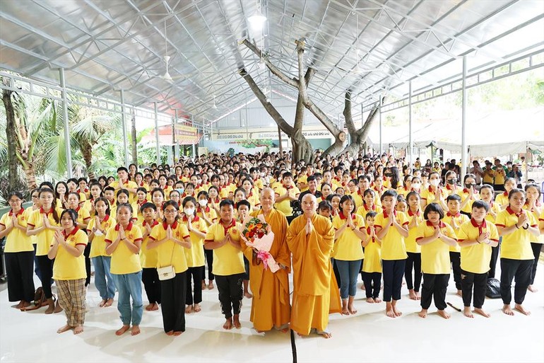 Các em khóa sinh chụp ảnh lưu niệm cùng Hòa thượng Thích Minh Thiện, Trưởng ban Trị sự GHPGVN tỉnh Long An và Đại đức Thích Lệ Ngôn, Trưởng ban Tổ chức khóa tu