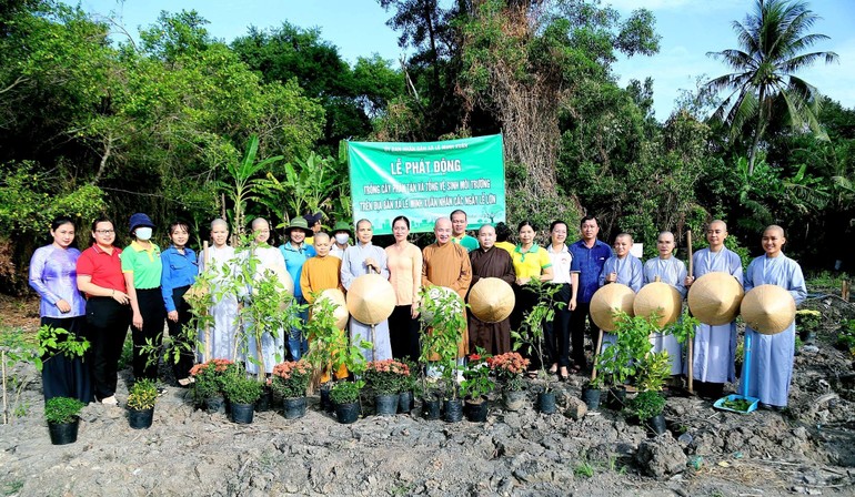 Lễ phát động trồng cây tại ấp 3, X.Lê Minh Xuân, H.Bình Chánh vào sáng 27-8