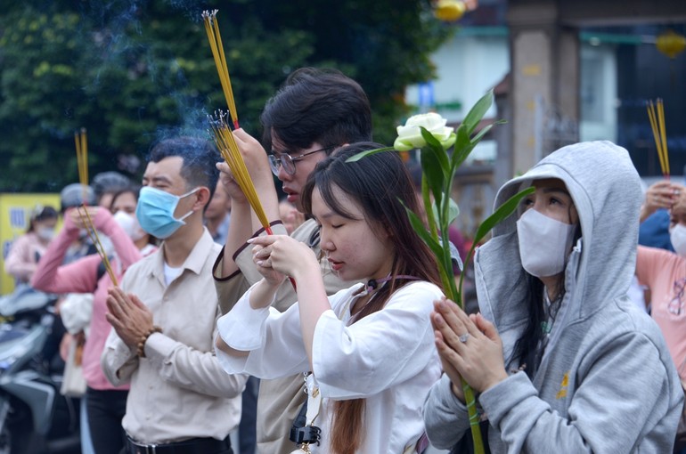 Người dân thắp hương, lễ Phật cầu nguyện tại chùa Vĩnh Nghiêm (Q.3, TP.HCM) vào sáng nay, 15-7-Quý Mão