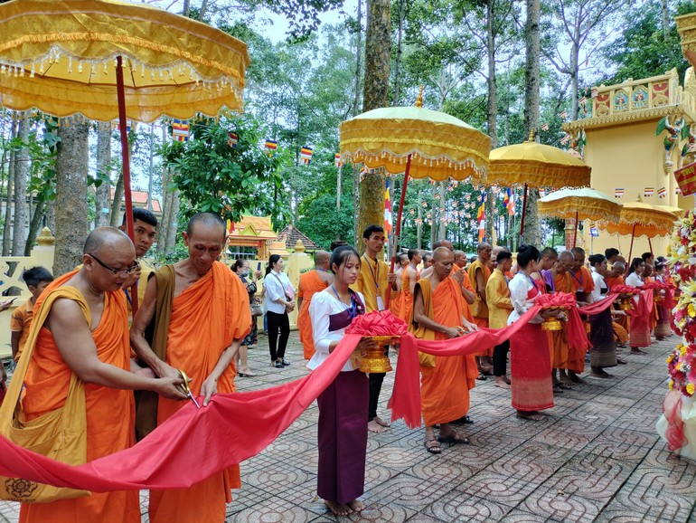 Chư tôn đức cắt băng khánh thành 2 công trình mới tại chùa Âng