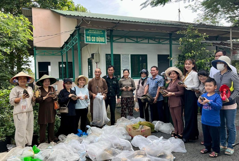 Thượng tọa Thích Thiện Quý cùng Phật tử, mạnh thường quân chuẩn bị thả rắn, rùa các loại về Vườn quốc gia Tràm Chim