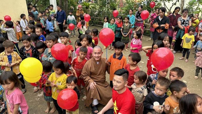 Các em nhỏ bản Sài Khao vui hội Trung thu