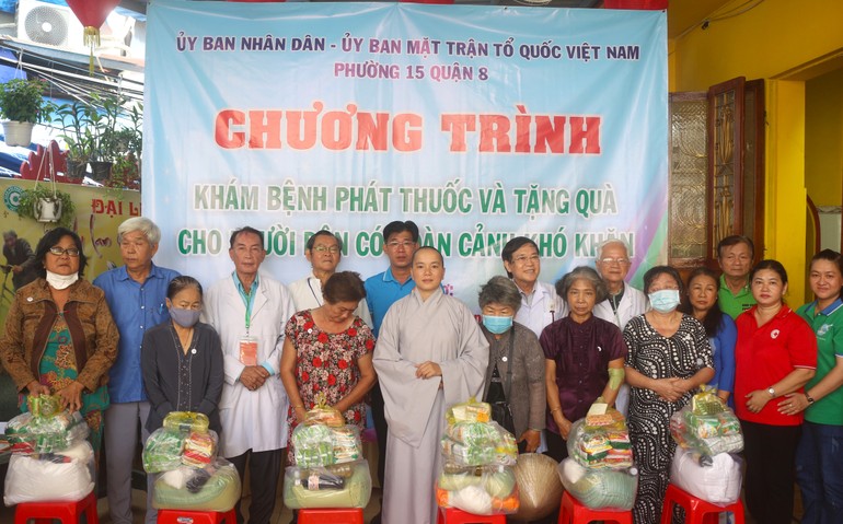 Trao quà đến bà con có hoàn cảnh khó khăn trên địa bàn P.15, Q.8, TP.HCM