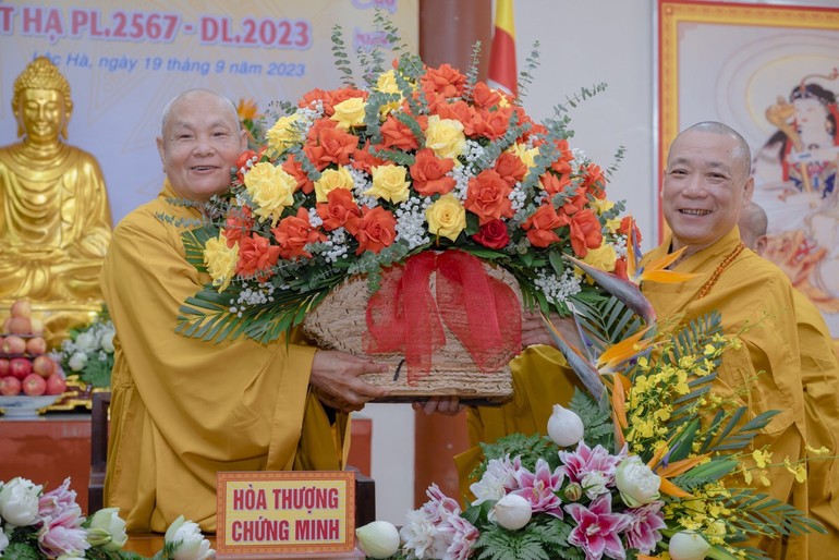 Hòa thượng Thích Bảo Nghiêm dâng hoa mừng khánh tuế Hòa thượng Chủ tịch Hội đồng Trị sự