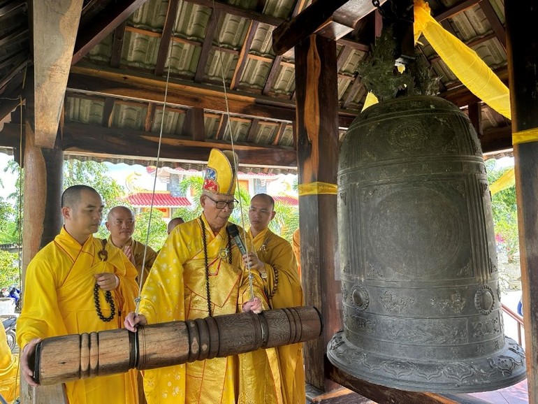 Hòa thượng Thích Châu Quang khai đại hồng chung