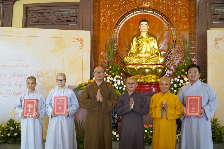 Hòa thượng Thích Phước Cẩn, Giám đốc Trung tâm Dịch thuật Hán Nôm Huệ Quang và thành viên Ban Điều hành tuyên dương học viên thủ khoa của các khóa 16, 17, 18 và 19