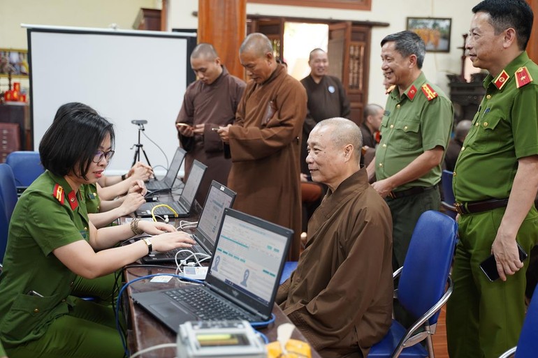 Hòa thượng Thích Bảo Nghiêm được cán bộ Phòng Cảnh sát Quản lý hành chính về trật tự xã hội - Công an TP.Hà Nội hướng dẫn đăng ký, kích hoạt tài khoản VNeID