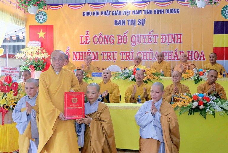 Thượng tọa Thích Minh Vũ, Phó ban Trị sự kiêm Trưởng ban Hoằng pháp GHPGVN tỉnh Bình Dương trao quyết định bổ nhiệm trụ trì chùa Pháp Hoa đến Sư cô Thích nữ Tuệ Hiếu