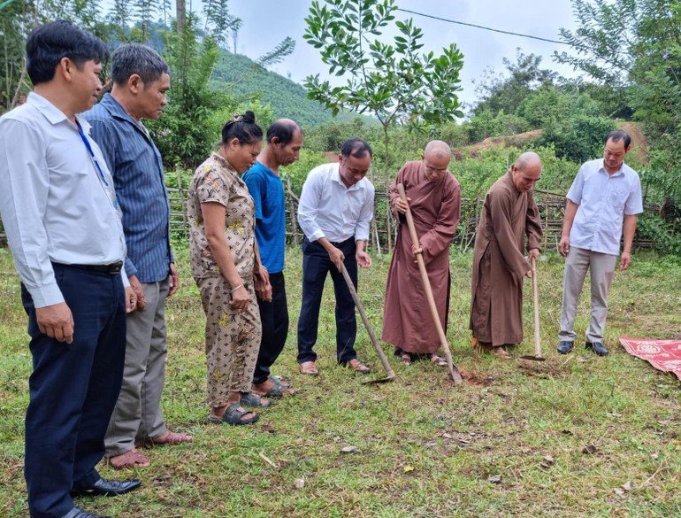 Khởi công xây dựng nhà tình thương cho gia đình ông Kha Văn Chồm ngụ tại bản Quăn, xã Bình Chuẩn, H.Con Cuông, Nghệ An