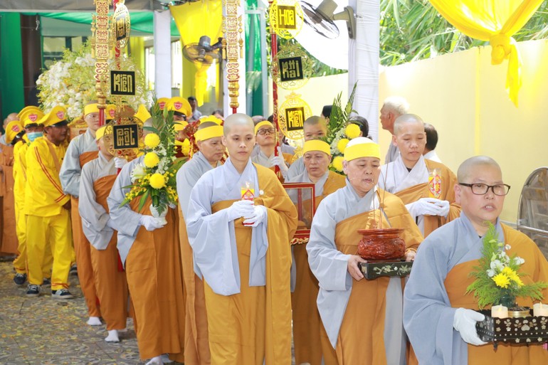 Phụng tống kim quan Ni trưởng Thích nữ Tâm Hậu nhập bảo tháp trong khuôn viên chùa Long Tế (TT.Mỹ Thọ, H.Cao Lãnh, tỉnh Đồng Tháp)