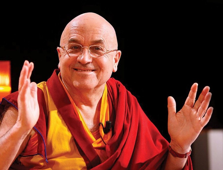 Thầy Matthieu Ricard, một tu sĩ gốc Pháp, xuất gia theo truyền thống Phật giáo Kim cương thừa, là nhà khoa học, tác giả của những cuốn sách bán chạy nhất và là nhà hoạt động xã hội