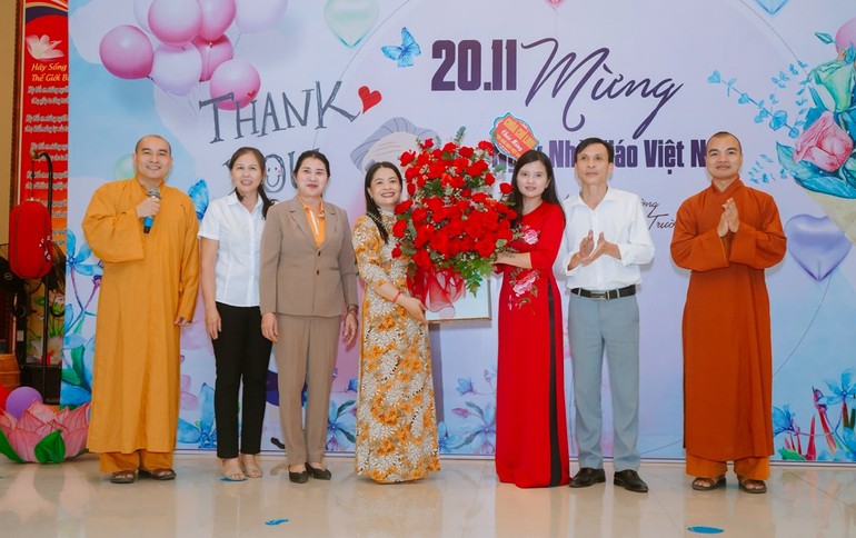 Tặng hoa chúc mừng thầy cô giáo nhân ngày 20-11 sắp tới